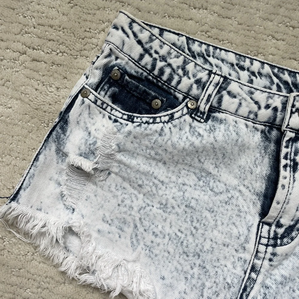 Blue Spice Acid Wash Distressed Denim Shorts Frayed Raw Hem Festival | Size 9 - Picture 11 of 15